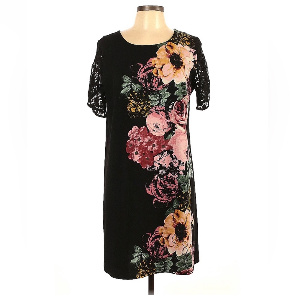 LUXOLOGY Dress Black Floral Large Lace Sleeves Shift Straight